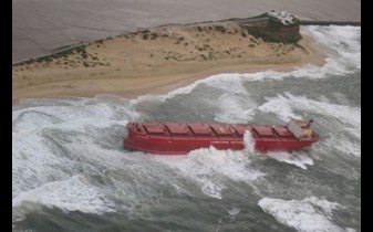 Pascha Bulka runs aground on Nobbys Beach