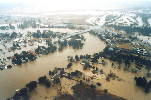 1986 flood, looking upstream to Milperra Bridge