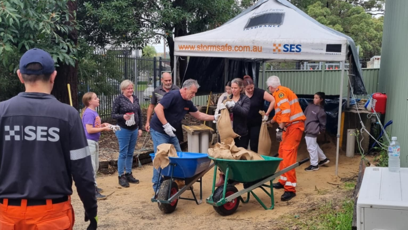Spontaneous volunteering helping with sandbags Port Macquarie Unit