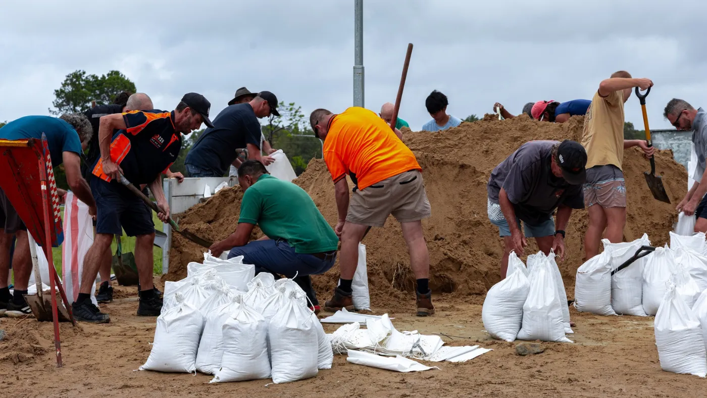 Coffs Harbour community members preparing sandbags 7 March 2025