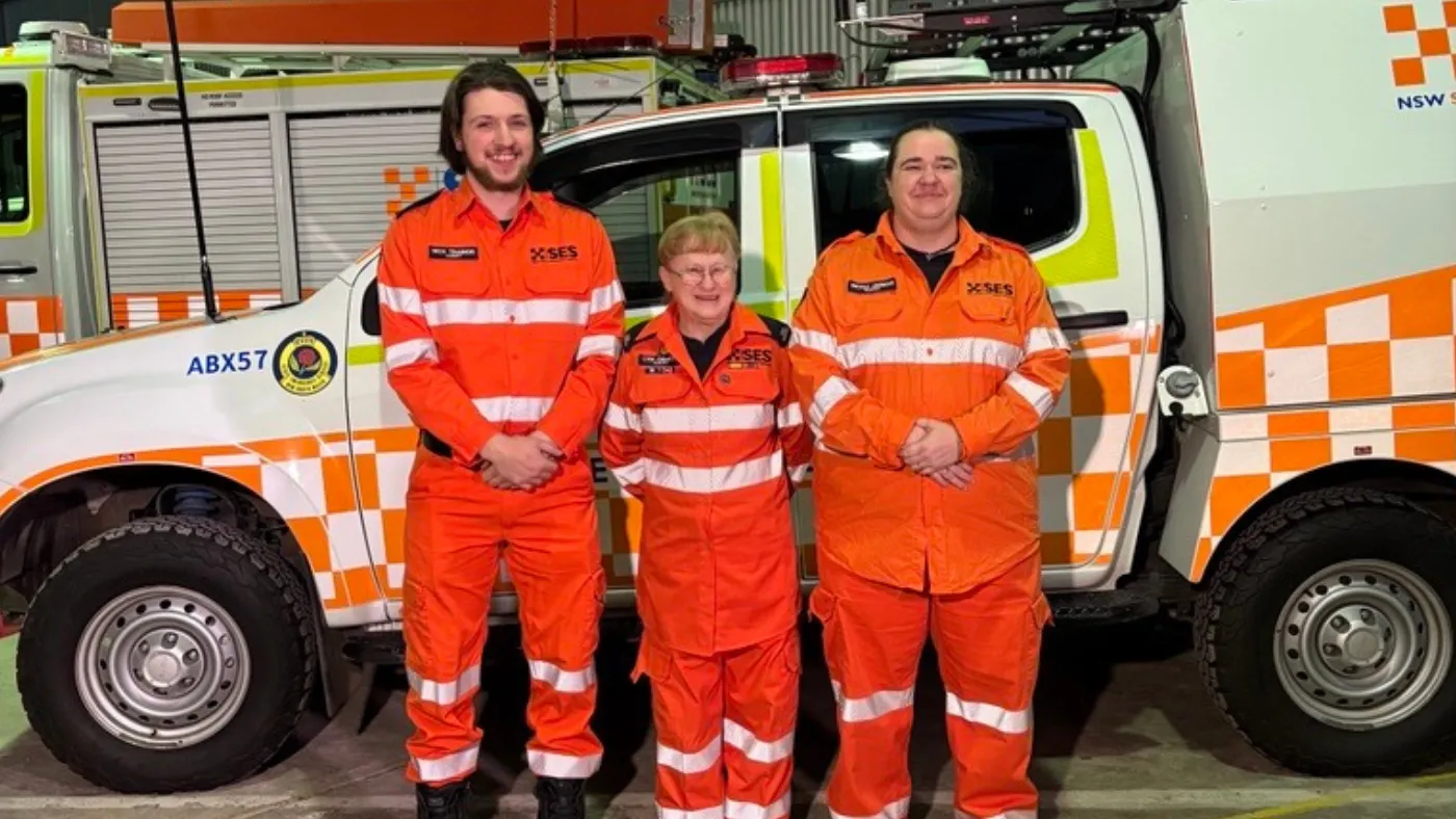Surge in Albury SES volunteers driven by young recruits - volunteers in front of a car
