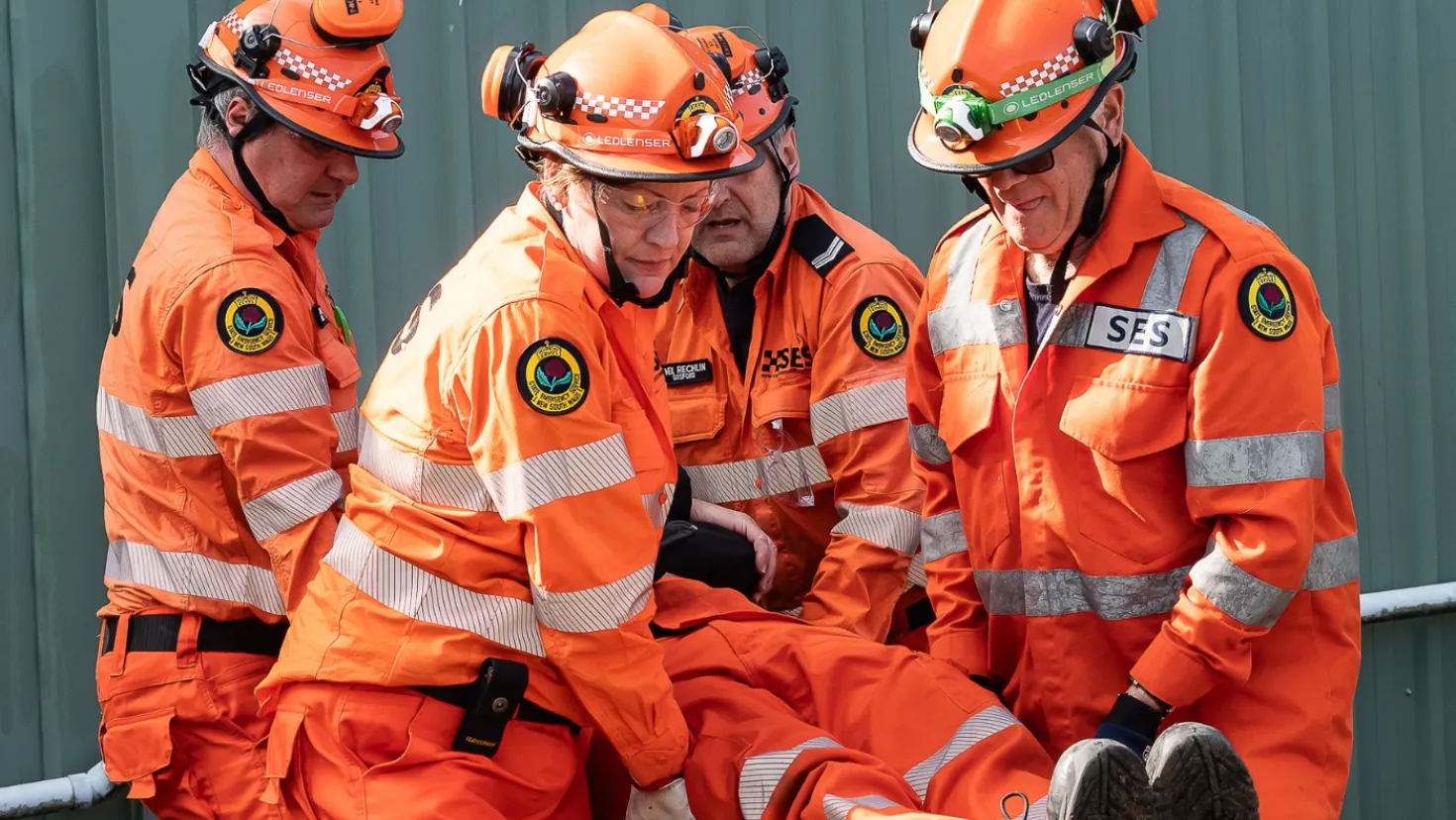 NSW SES volunteers practicing rescue training.