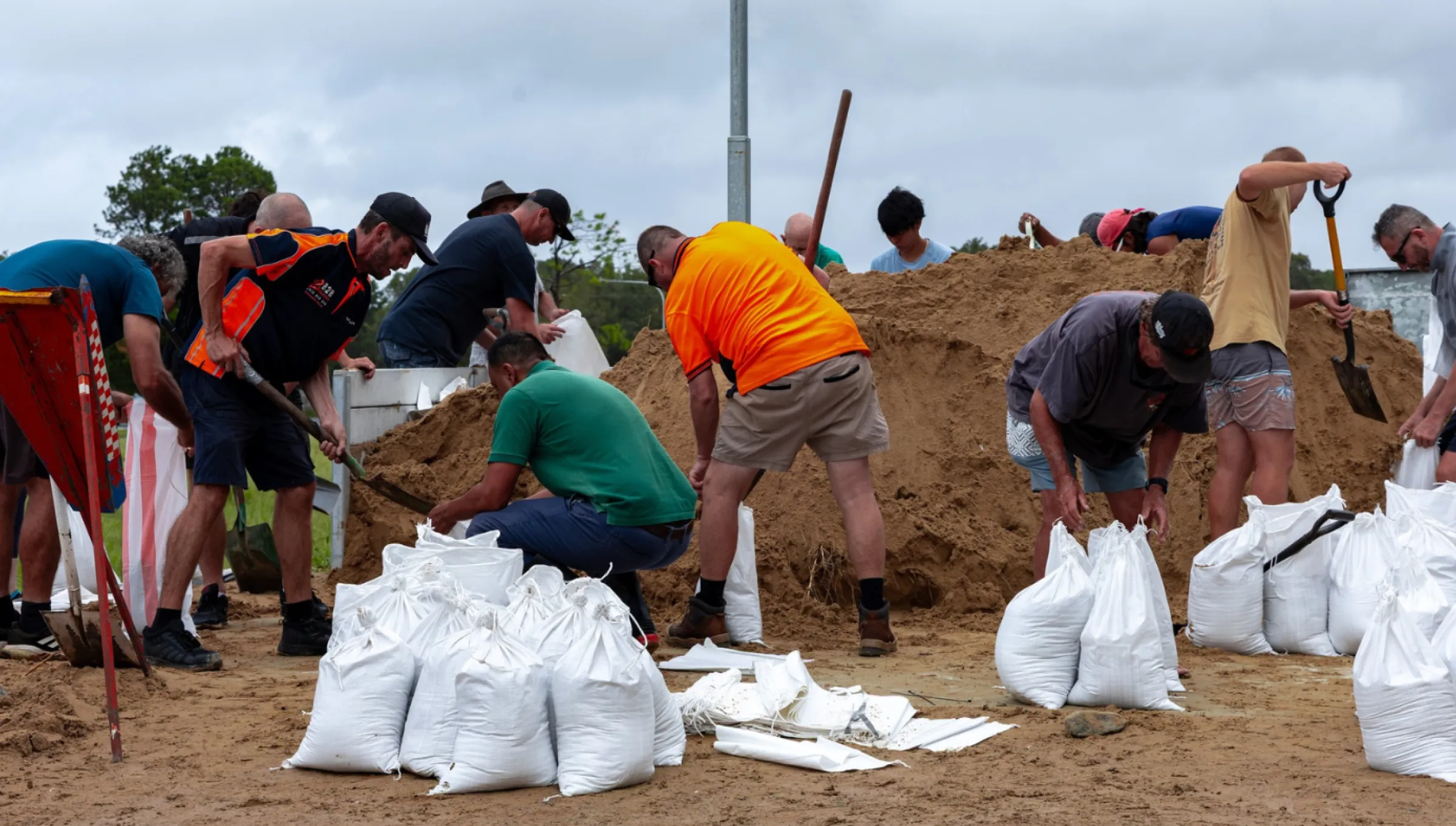 Coffs Harbour community members preparing sandbags 7 March 2025
